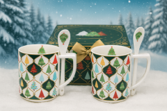 Porcelanaste skodelice z žličkami v obliki božičnega drevesca, 2 kosa v okrasni škatli