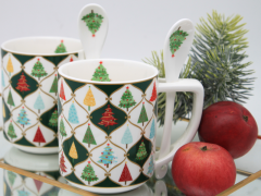 Porcelanaste skodelice z žličkami v obliki božičnega drevesca, 2 kosa v okrasni škatli
