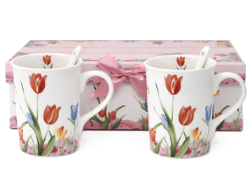 Komplet dveh porcelanastih skodelic s prostornino 320 ml in motivom tulipana z žličkami in darilno škatlo