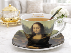 Porcelanasta skodelica in krožniki Mona Lisa - darilni set