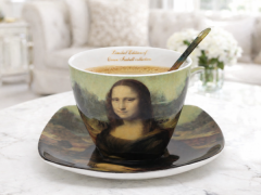 Porcelanasta skodelica in krožniki Mona Lisa - darilni set