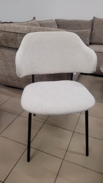 Oblazinjen jedilni stol v svetlo bež tkanini K497