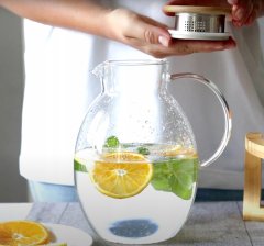 Wilmax steklena karafa z bambusovim pokrovom 2400 ml | karafa za tople ali hladne napitke | borosilikatna steklena karafa za vodo | primerna za plinske ali električne štedilnike