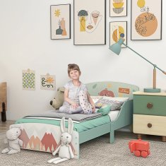 ZONEKIZ Postelja za otroke 3-6 let z dvignjenimi robovi, posteljica za otroke 140x70 cm z letvami in vzorec z živalmi, zelena