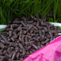 33 BIO17 Naravno goveje gnojilo granulirano organsko gnojilo v obliki granul Optima 5 l biovita