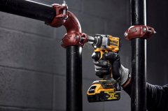 DeWalt DCF922NT Majhen in zmogljiv udarni ključ 1/2" 406/609 Nm ohišje TSTAK 18V XR