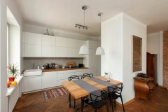 VRTNI STOL Z ODPRTIMI DVOSTRIMI VRTIMI KUHINJAMI, MODERN SPLIT, Loft za kuhinjo in dnevno sobo