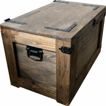 Rustikalna lesena skrinja na kolesih 80x47x45 cm. Lesena skrinja s kovinskimi elementi.