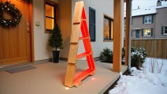 Masivno leseno božično drevo, 110 cm, RGB osvetlitev z daljinskim upravljalnikom