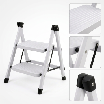 Nikcorp Zložljiva gospodinjska lestev 2 stopnici, jeklena konstrukcija, nosilnost do 150 kg, protizdrsne stopnice, kompaktna in stabilna, bela barva, dimenzije 60 x 42 x 31 cm, idealna za dom in pisarno