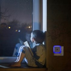 MFC LED NOČNA LUČKA KONTAKTNI SENZOR MRAKA ZA OTROKE MODRA LUČKA