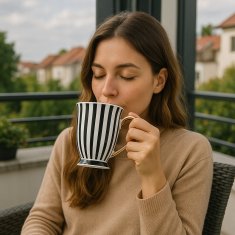 Porcelanasta skodelica v darilni škatli iz črno-belega zlata