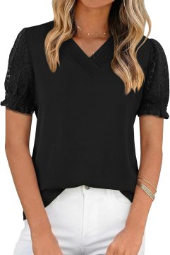 Elegantna ženska bluza tunika s V-izrezom in čipkastimi kratkimi rokavi z volančki, neprosojna tkanina, ki ohranja obliko, za poslovne, vsakodnevne in elegantne priložnosti, črna, velikost S