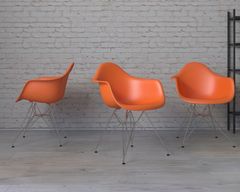 Fernity P018 PP stol v oranžni barvi, kromirane noge