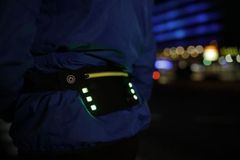 torbica za okoli pasu LED Night Runner