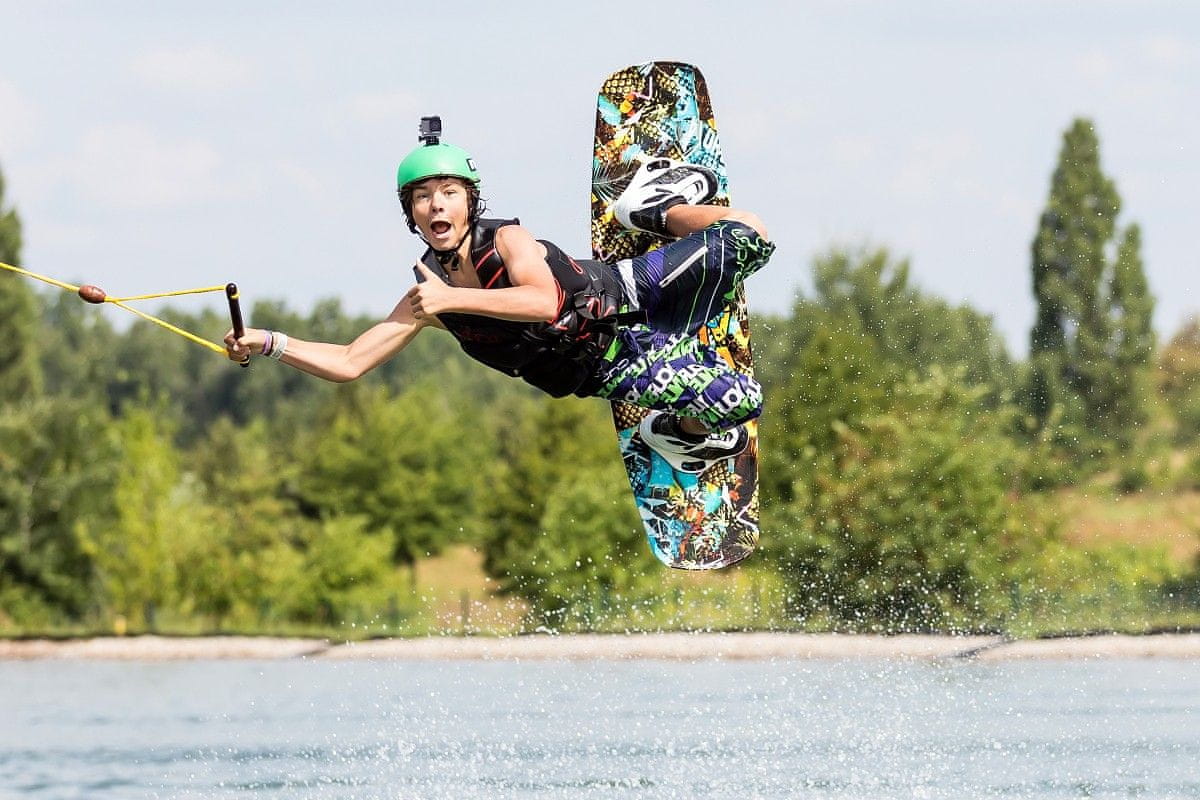 Kamera vsebuje dodatno opremo in baterijo