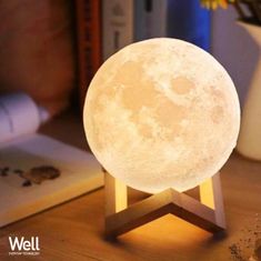 Well 3D Moon LED svetilka, namizna, s spreminjanjem 7-ih barv na dotik, na baterije - rabljeno