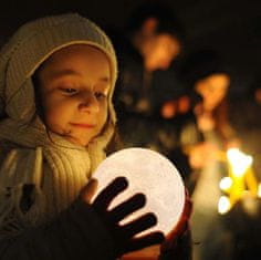 Well 3D Moon LED svetilka, namizna, s spreminjanjem 7-ih barv na dotik, na baterije - rabljeno