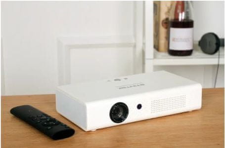 Priročna velikost pametnega projektorja z izjemno jasno sliko