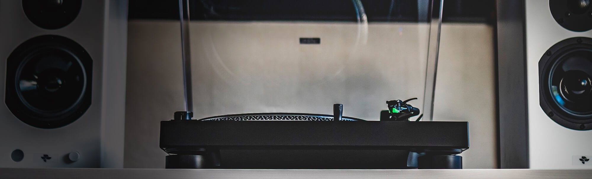 gramofon audio-technica at-lp120sbt-usb bluetooth usb fono linijski izhodi predojačevalnik antiskate mehanizem 3 vrt / min prenosni at-vm95e aluminijasta plošča kodek qualcomm aptx ročno krmiljenje hitrosti krmiljenje kristalno krmiljena osnova z neposrednim naključnim dušenjem visok navor elektronska zavora