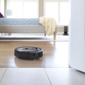 iRobot® Roomba® i7+(i7558) – Nauči se vašega doma. Vklopi se v vaše življenje