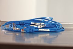 Dymo trak Rhino 12mm, bela na zeleni, vinil (1805414)