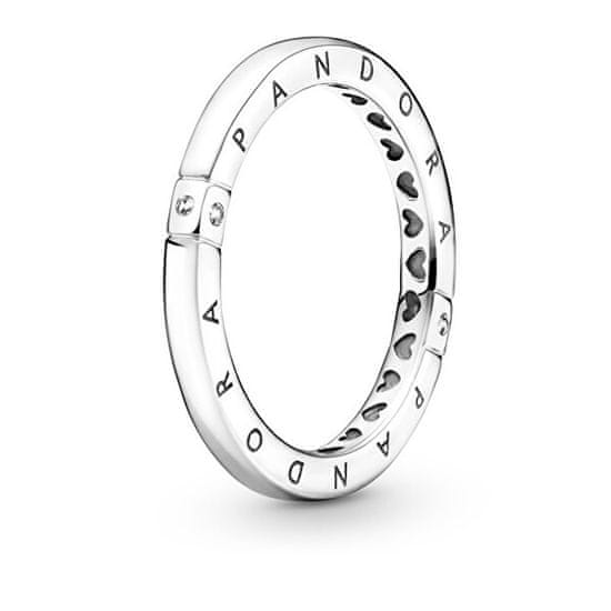 Pandora Nežen srebrn prstan z logotipom in srčki 199482C01