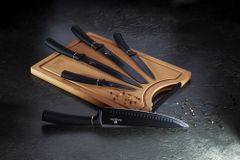 Berlingerhaus Komplet nožev z neprijemljivo površino + deska za rezanje 6 kosov Black Rose Collection BH-2550