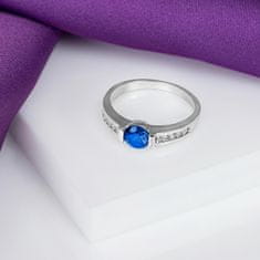 Brilio Silver Očarljiv srebrn prstan z modrim cirkonom RI022W (Obseg 52 mm)