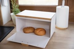nabbi Kovinska škatla za kruh z bambusovim pokrovom Rubio - bela/bambus