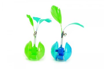 Beeztees Igrača za mačke plastično nihalo okroglo s perjem 5cm