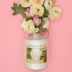Yankee Candle Classic Dišeča sveča v steklu Camellia Blossom 623 g