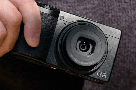 GR III digitalni fotoaparat, črn