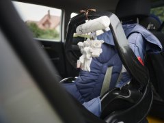WOWO Živali na nosilki - Obesek z živalmi v sivo-beli barvi