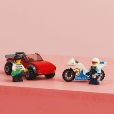 LEGO City 60392 Preganjanje s policijskim motorjem