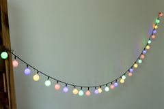 Polux Solarna vrtna svetilka LED Girlanda DEKORATIVNA 30 barvnih mlečnih kroglic LED svetlobna veriga 4,9m