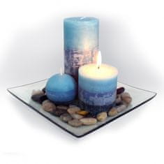 Darilni set 3 sveč z vonjem borovnic na steklenem pladnju s kamni.
